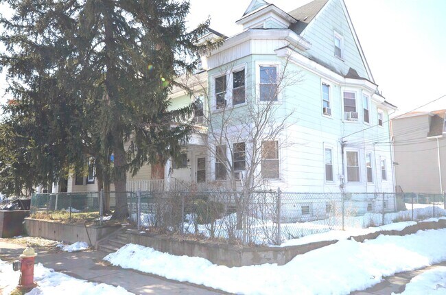 Building Photo - 572 E 25th St