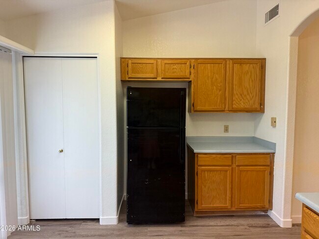 Building Photo - 3510 E Hampton Ave