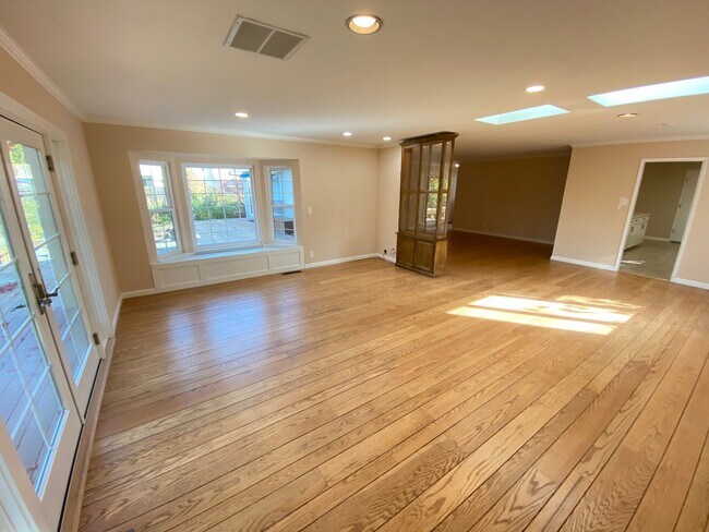 Building Photo - 3 Bed 2 Bath SIngle Family Home In Walnut Creek (Water, Garbage, Internet Are Included In The Rent)