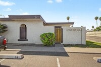Building Photo - Charming Townhouse