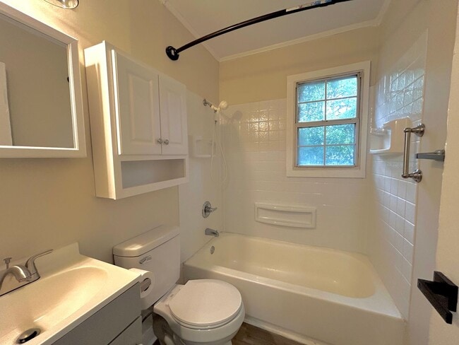 Building Photo - Beautifully remodeled 2-bedroom, 1-bathroom home with a perfect blend of comfort and convenience