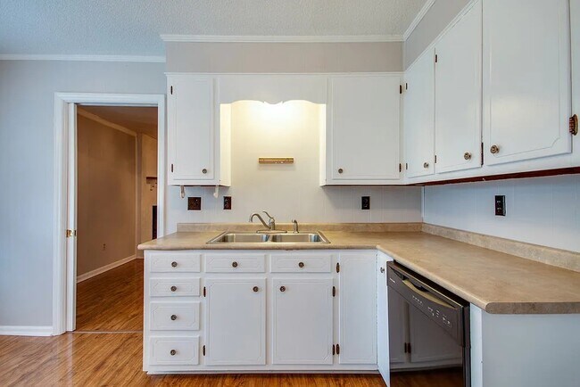 Building Photo - 748 Dejarnette Ln