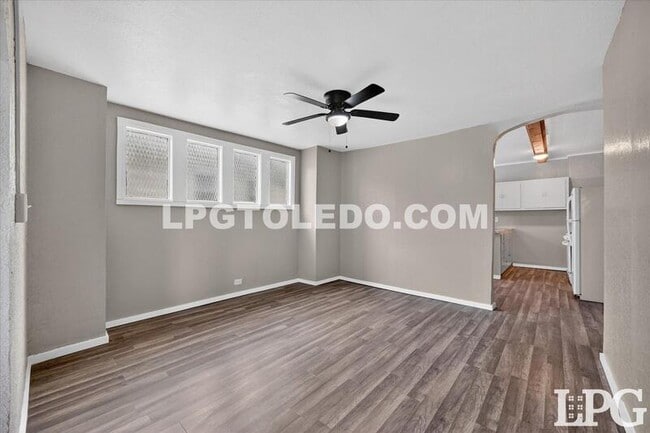 Building Photo - 3905 Peru St