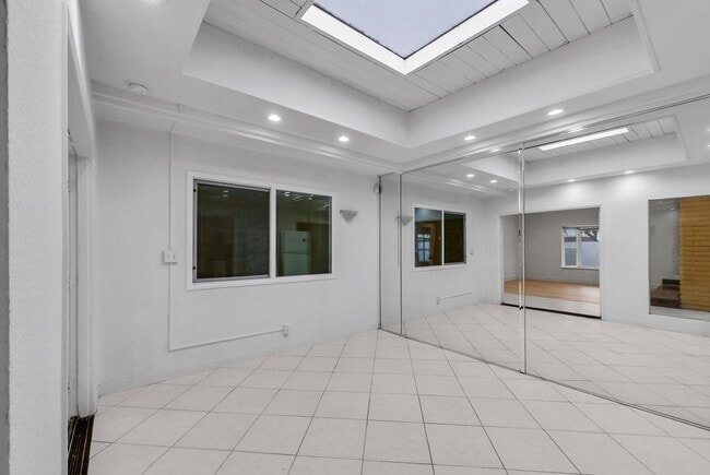 Building Photo - "Rare Single-Story Remodel: Modern 3BR End-Unit in University Park