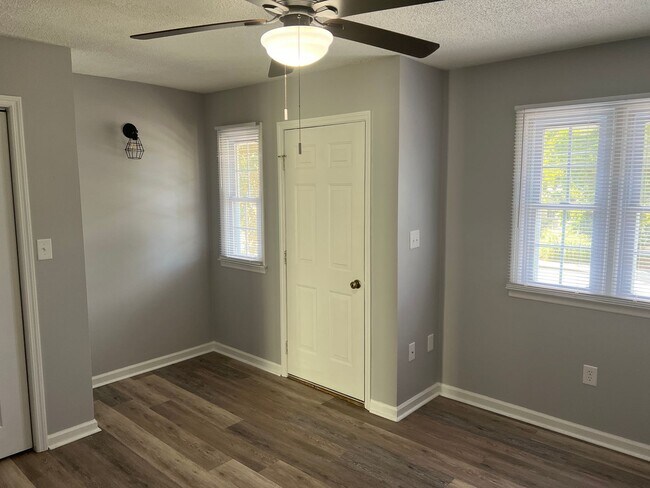 Building Photo - Walk to Beach! Newly Remodeled 2 Bedroom, ...