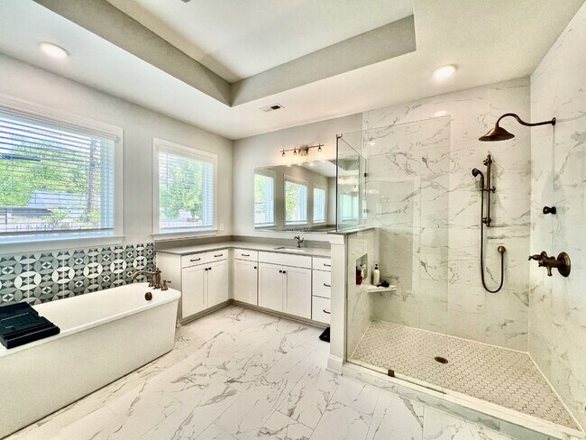 Building Photo - LUXURY TOWNHOME near Southend