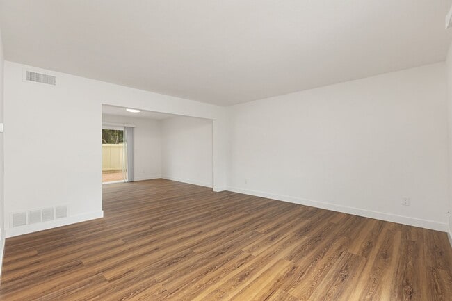Building Photo - Updated Townhome in El Camino Club Estates!