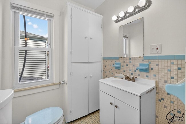 Building Photo - $1450 4 Bedrooms