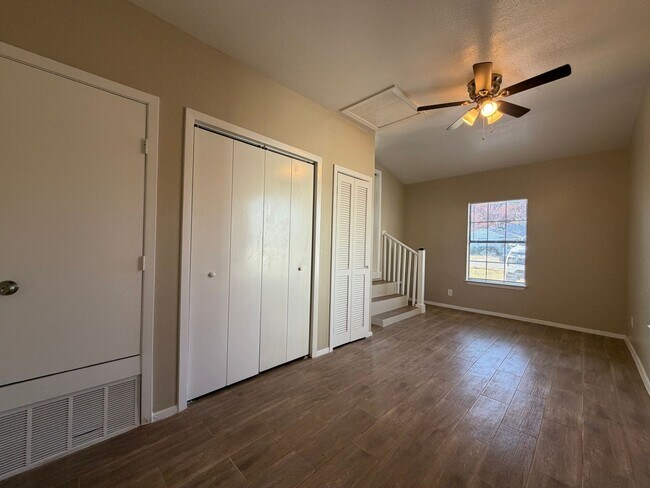 Building Photo - AVAILABLE NOW 2 BEDROOM 1 BATH WITH BONUS/FLEX ROOM IN SOUTH FORT WORTH