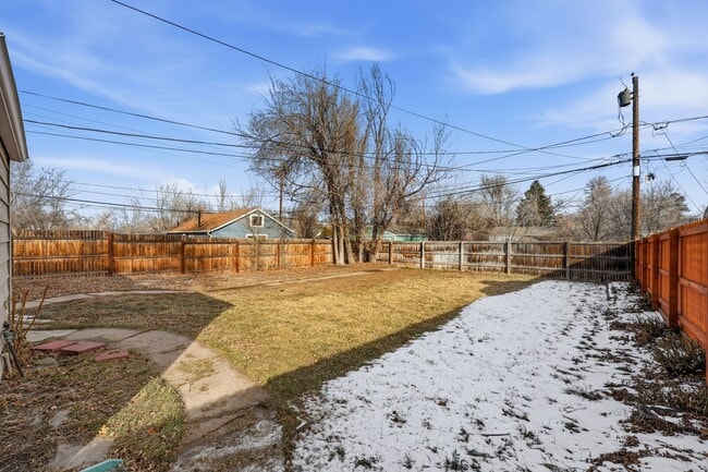 Building Photo - 3 Bed - 2 Bath home in Englewood!