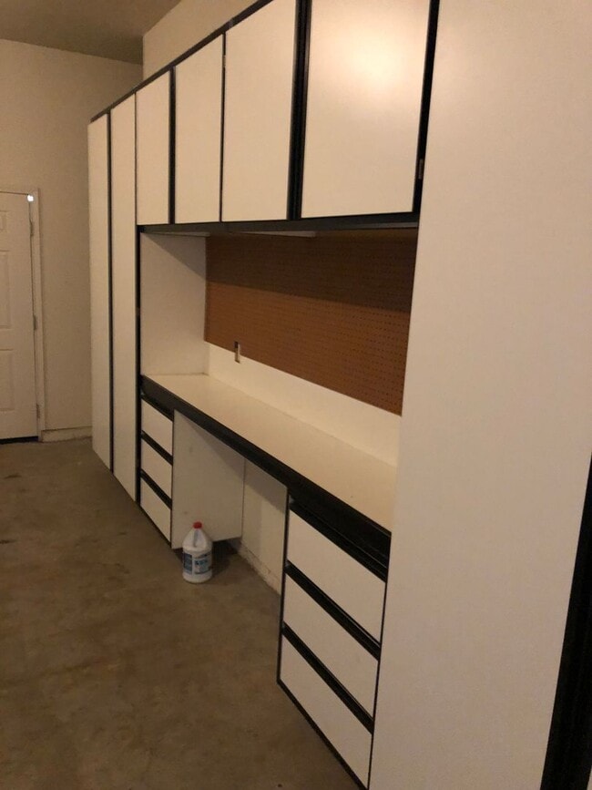 Building Photo - Cute one story in a 55 or better gated community.