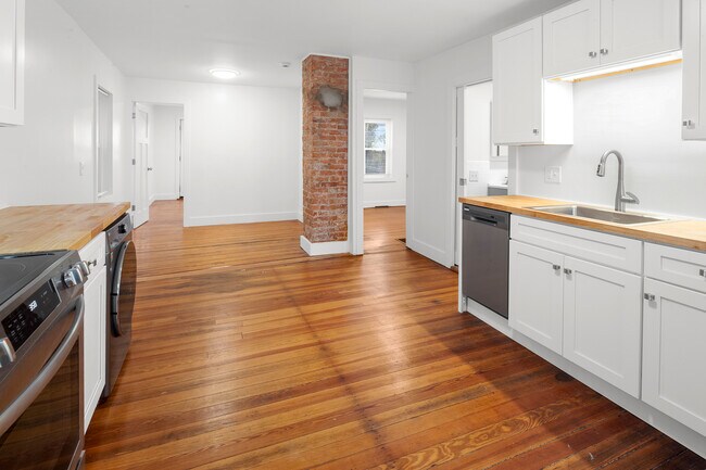 Building Photo - 323 Williams St