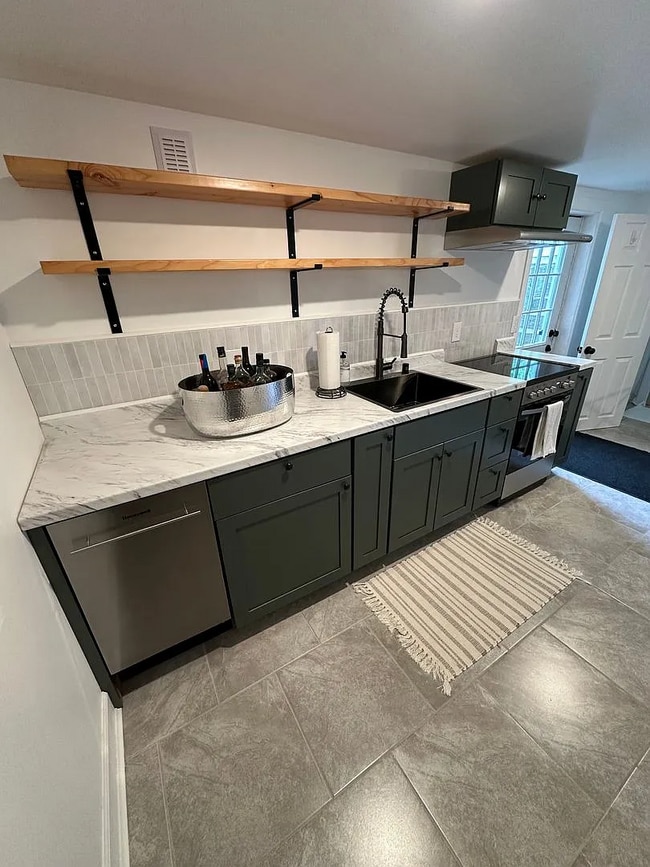 Building Photo - updated quality 4-bedroom, 2-bath home in Tacoma