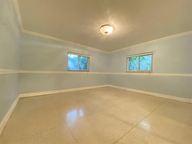 Building Photo - 1049 Van Buren St