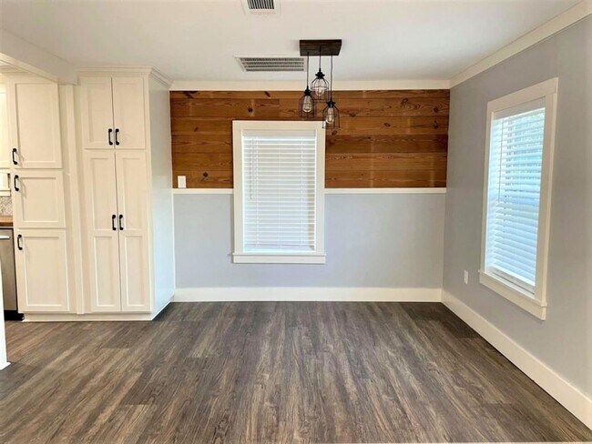 Building Photo - 903 N Valderas St