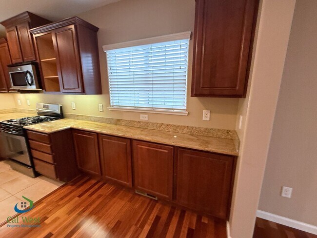 Building Photo - $3195 - Tri-level Town modern townhome in ...