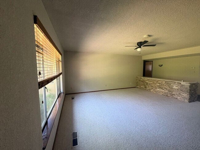 Building Photo - IMMEDIATE MOVE IN! Charming Vintage Sacramento 3 Bed / 1.5 Bath Home with Large Private Yard