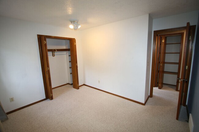 Building Photo - 4 Bedroom Eagle River Home!