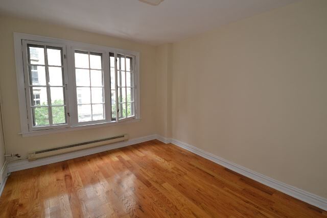 Building Photo - 533 W Roscoe St