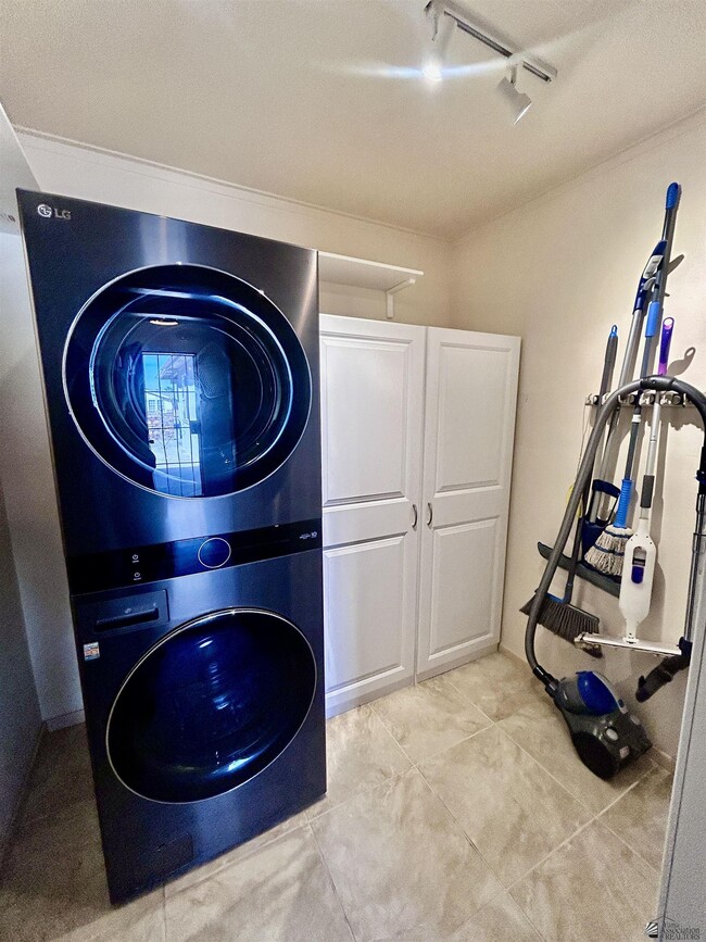 Building Photo - 13407 E 55th St