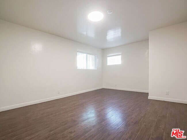 Building Photo - 453 N Kingsley Dr