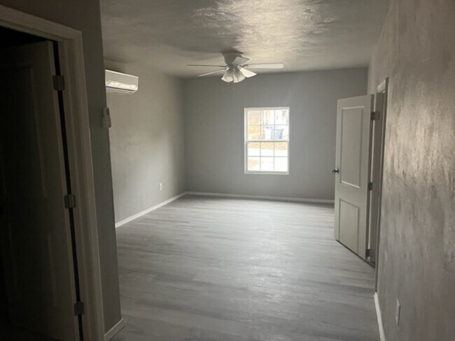 Building Photo - Spacious & Affordable Tulsa Living | 4 Bed...