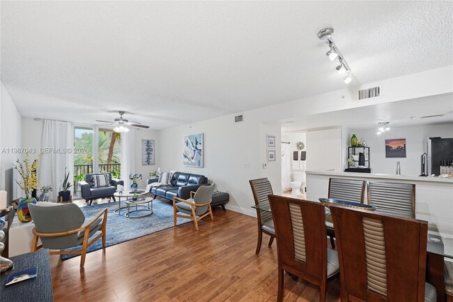 Building Photo - 520 SE 5 Ave