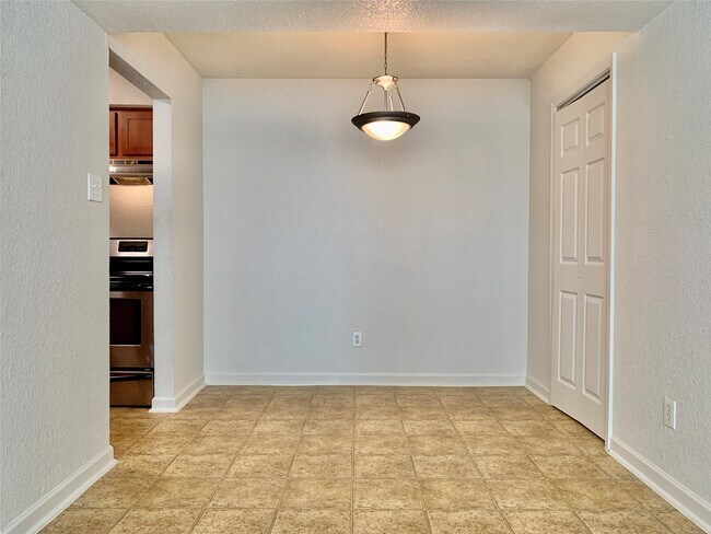 Building Photo - 8100 Creekbend Dr