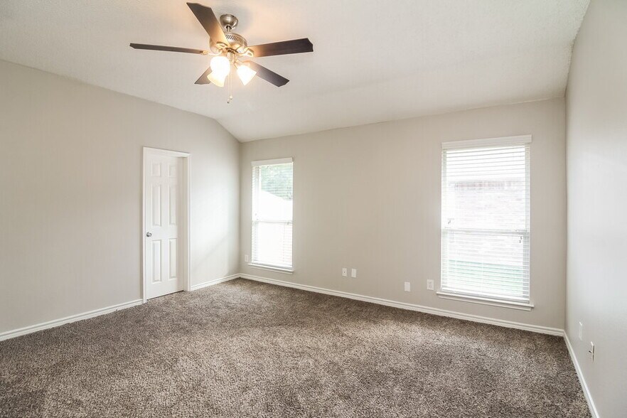 Building Photo - 1528 Warwick Dr