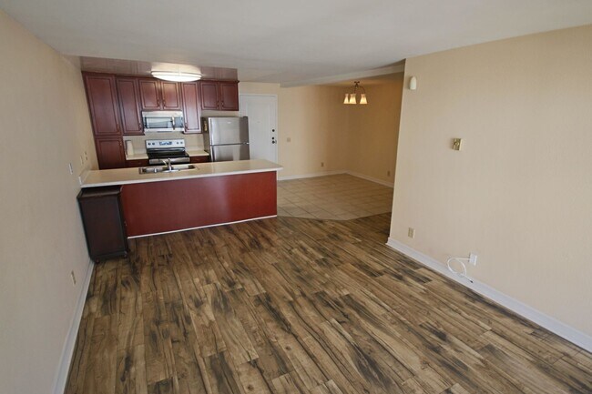 Building Photo - Best Priced 2 Bedroom Condo in the Heart o...