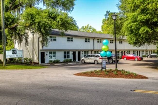 Building Photo - Renovated ~ 2 bedroom / 1.5 Townhome in We...