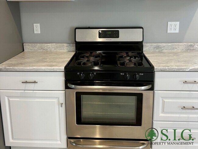 Building Photo - 11516 Kelowna St