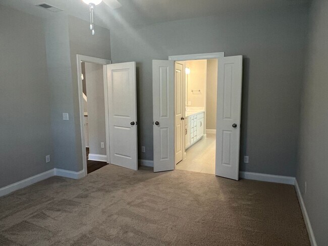 Building Photo - 3 Bedroom Townhouse in Washington Square!