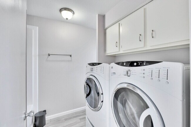 Building Photo - 2705 Northeast Dr