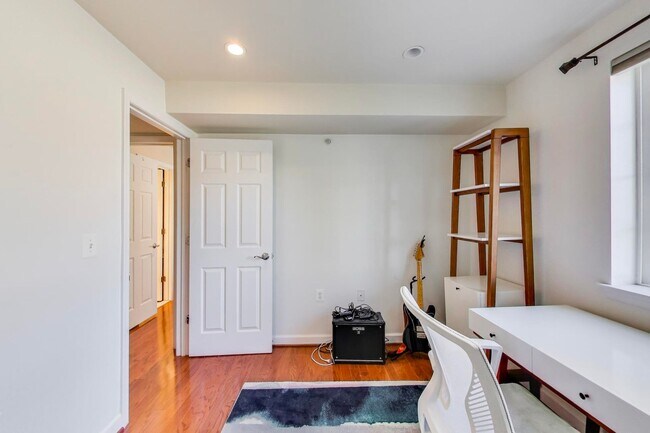 Building Photo - Light-filled 2bd/2ba right on S Four Mile Run $2850