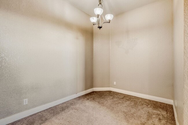 Building Photo - Beautiful Move in Ready- 3rd-floor condo in the heart of Mayfair-Lowry- 1 month free- move in spe...