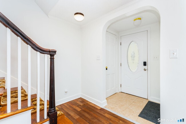 Building Photo - 783 Quaker Ln S