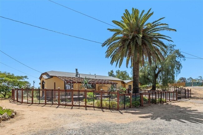 Building Photo - 1716 Cedar St