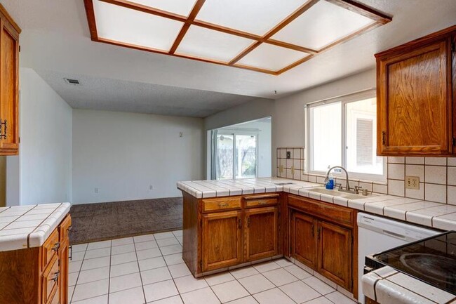 Building Photo - 2768 Saratoga Ave