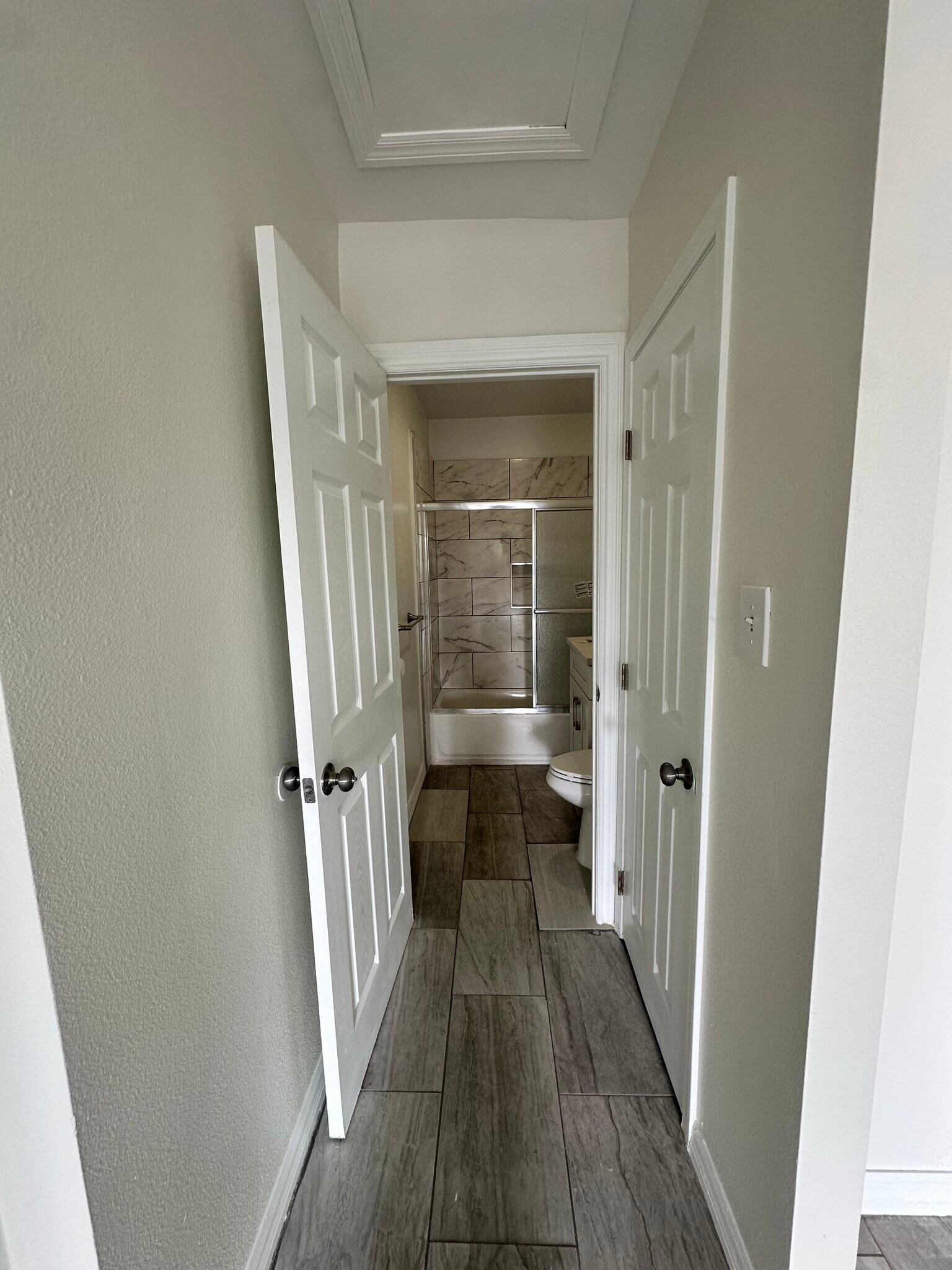 Building Photo - 731 W 99th St