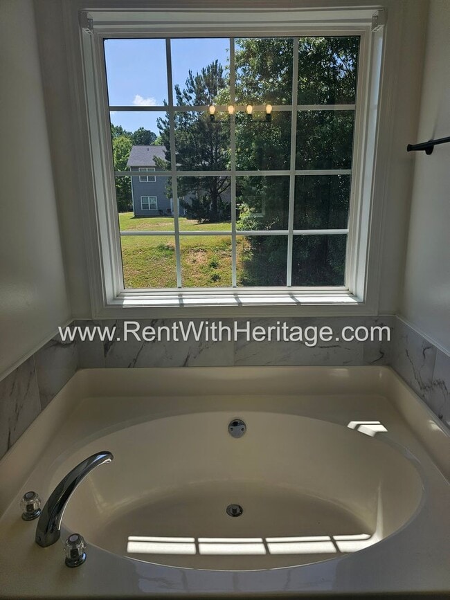 Building Photo - Awesome 3 bd/ 2ba With Everything Brand Ne...