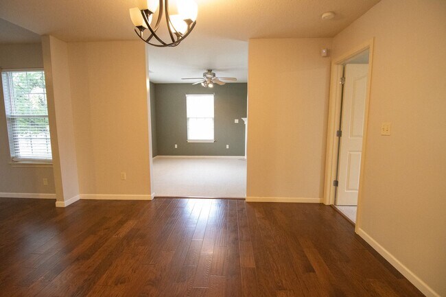 Building Photo - Stunning 3Bed/2BA Home with Dual Living Spaces/Garage