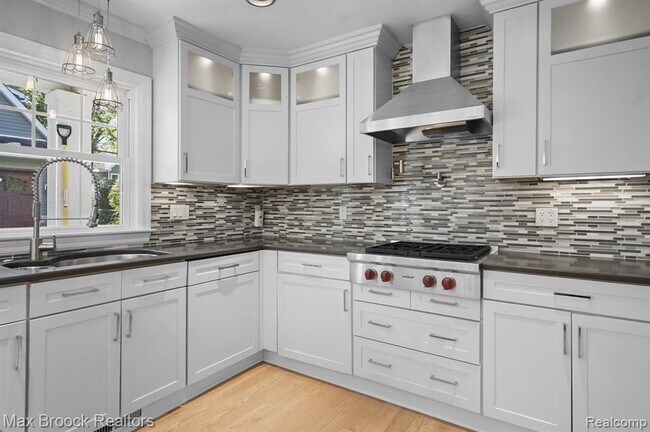 Building Photo - 2120 Buckingham Ave