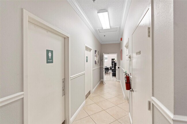 Building Photo - 2232 N Cypress Bend Dr