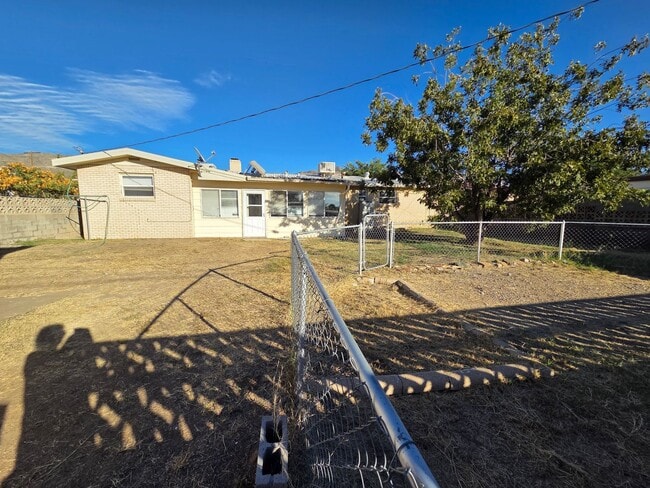 Building Photo - Spacious 3/4 bedroom, 2 bath home beautifu...
