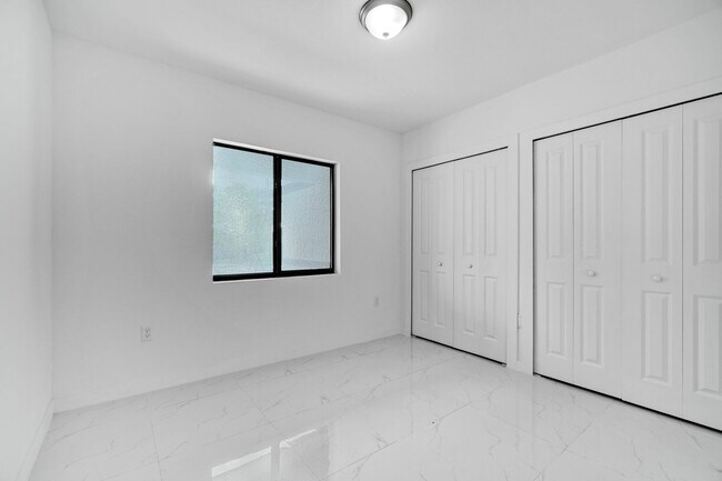 Building Photo - Goulds 4 Bed Triplex