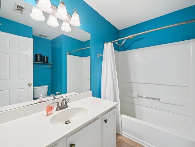 Building Photo - 3 Bedroom Townhome in the Heart of Dulth