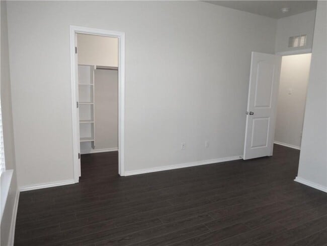 Building Photo - 100 Carlina Lp