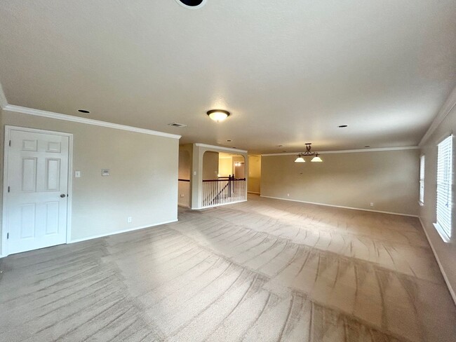 Building Photo - 4 Bedroom / 3.5 Bathroom beautiful house f...