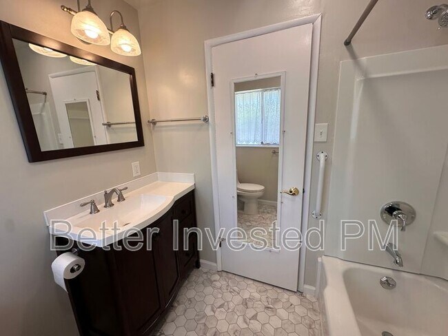 Building Photo - 719 Parkside Dr